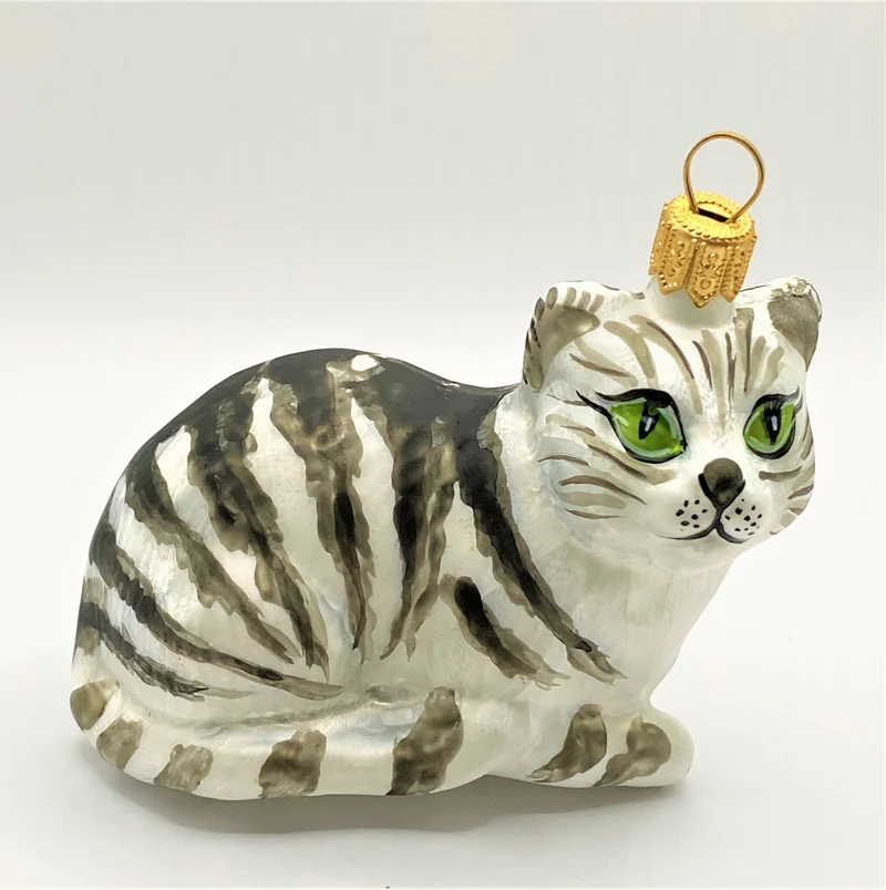 Weisse Tigerkatze mit grünen Augen