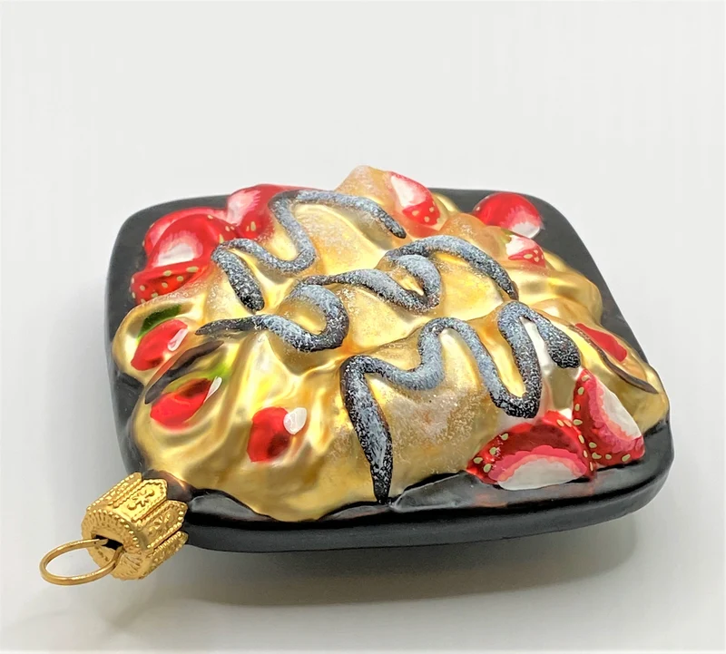 Braune Platte mit Erdbeer-Crepe