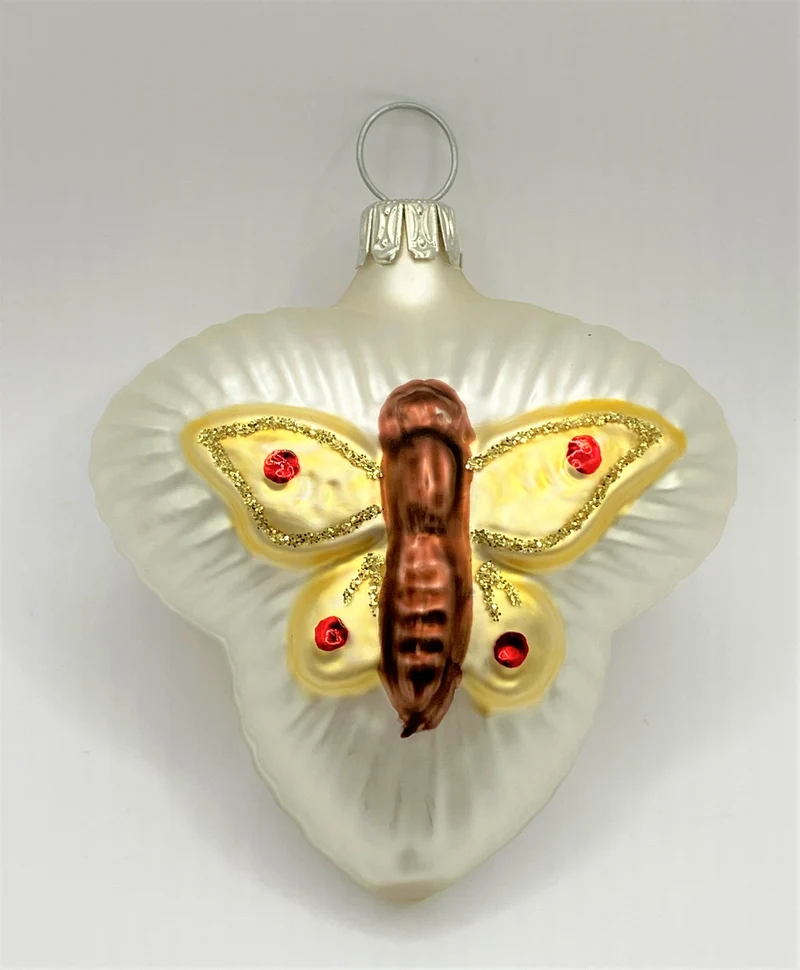Schmetterling auf Medaillon