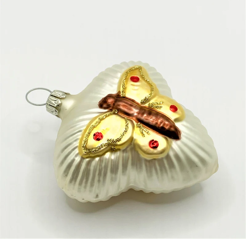 Schmetterling auf Medaillon