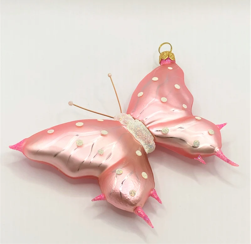 Rosa Schmetterling mit weissen Tupfen
