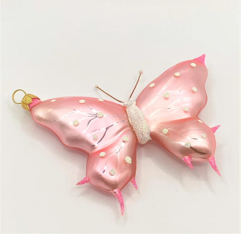Rosa Schmetterling mit weissen Tupfen
