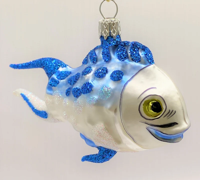 Fröhlicher Fisch mit blauen Flossen