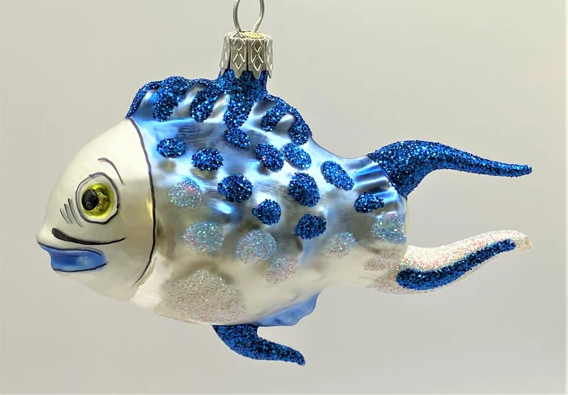 Fröhlicher Fisch mit blauen Flossen