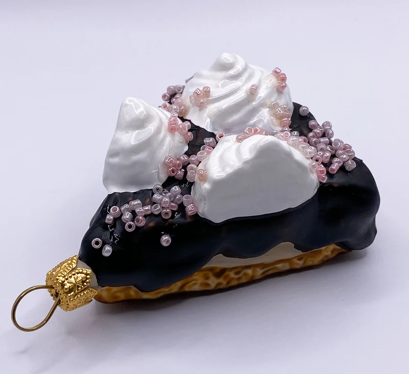 Stück Schokoladentorte mit rosa Streusseln