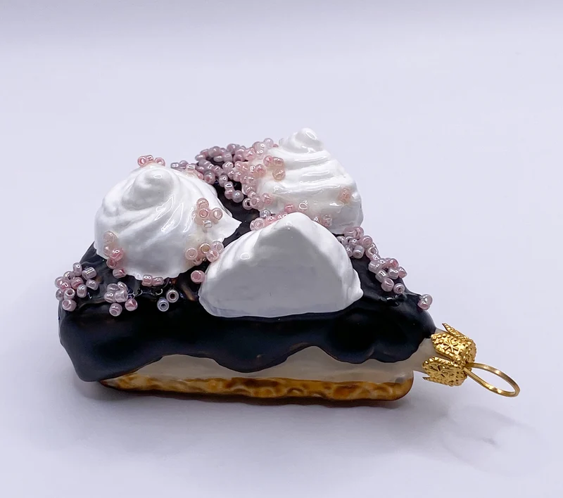 Stück Schokoladentorte mit rosa Streusseln