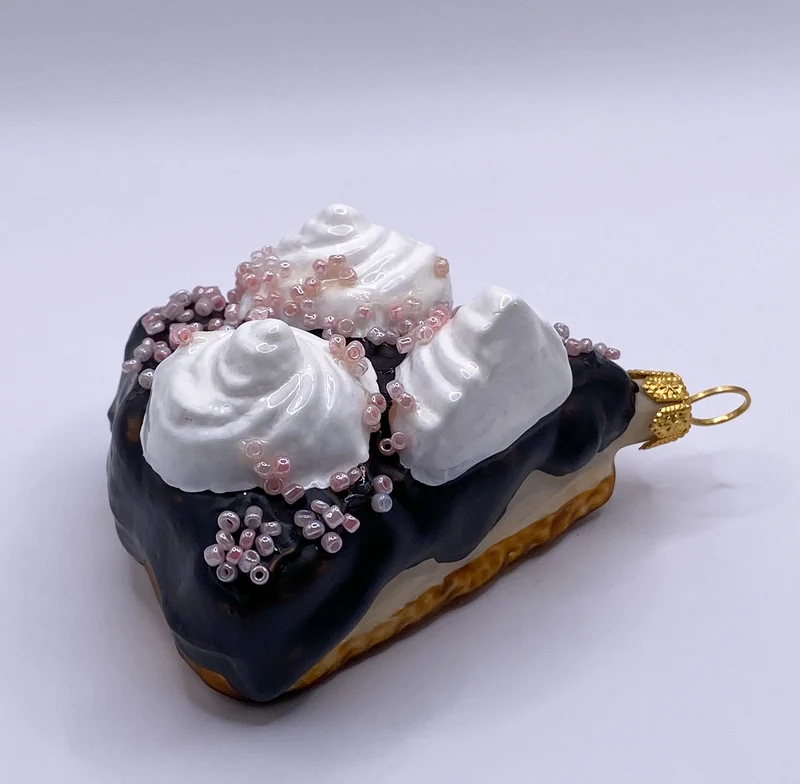 Stück Schokoladentorte mit rosa Streusseln