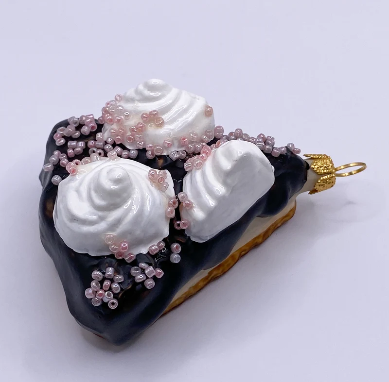 Stück Schokoladentorte mit rosa Streusseln
