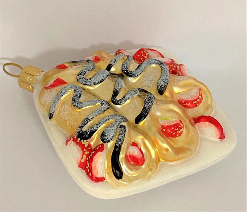 Weisse Platte mit Erdbeer-Crepe