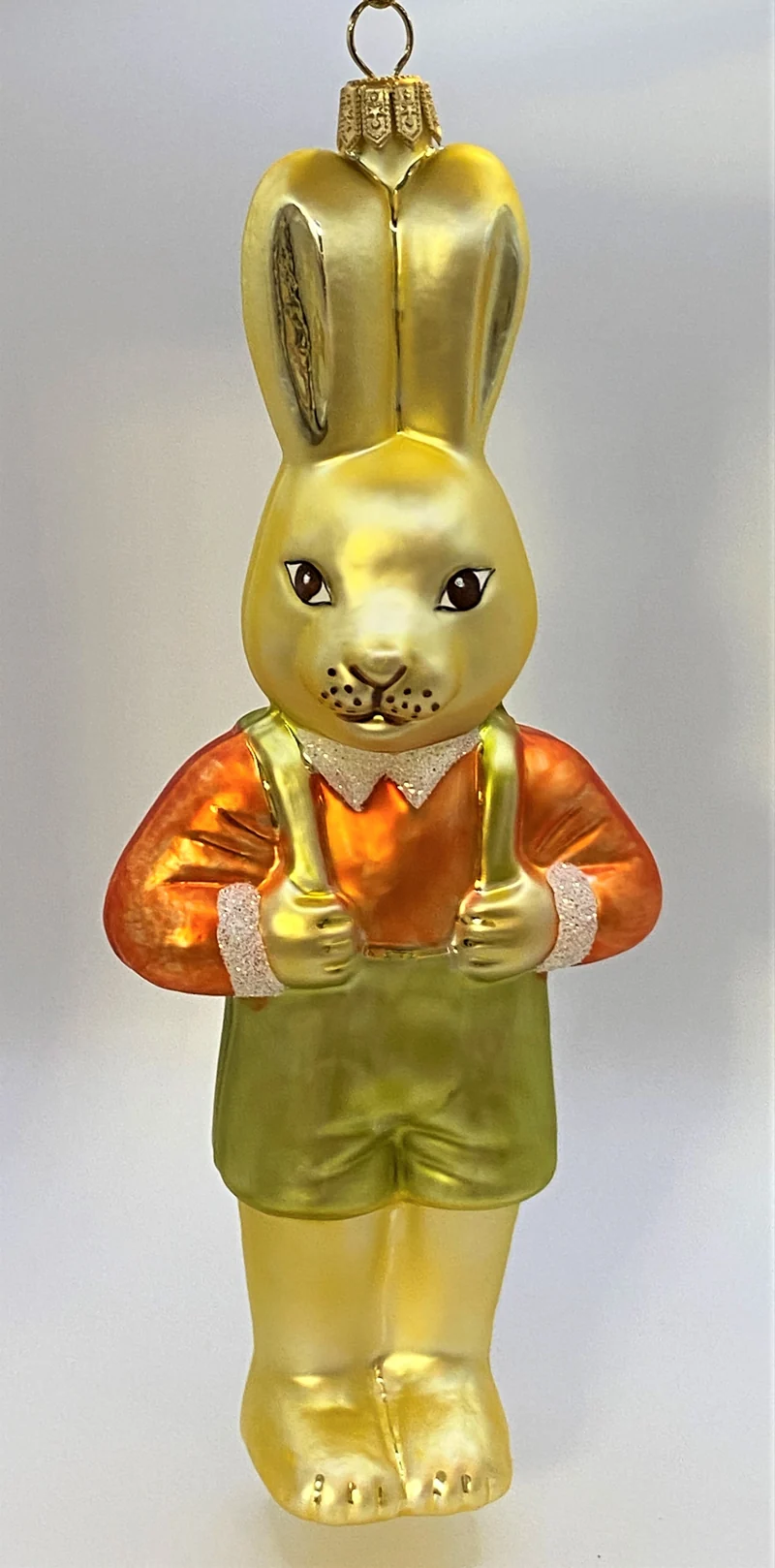 Osterhasen-Junge mit grünen Hosen