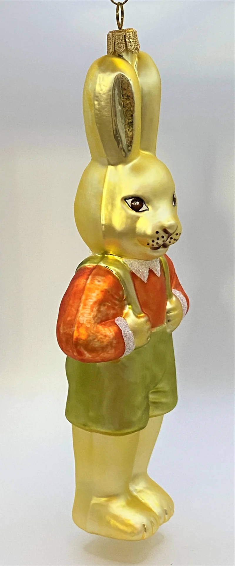 Osterhasen-Junge mit grünen Hosen
