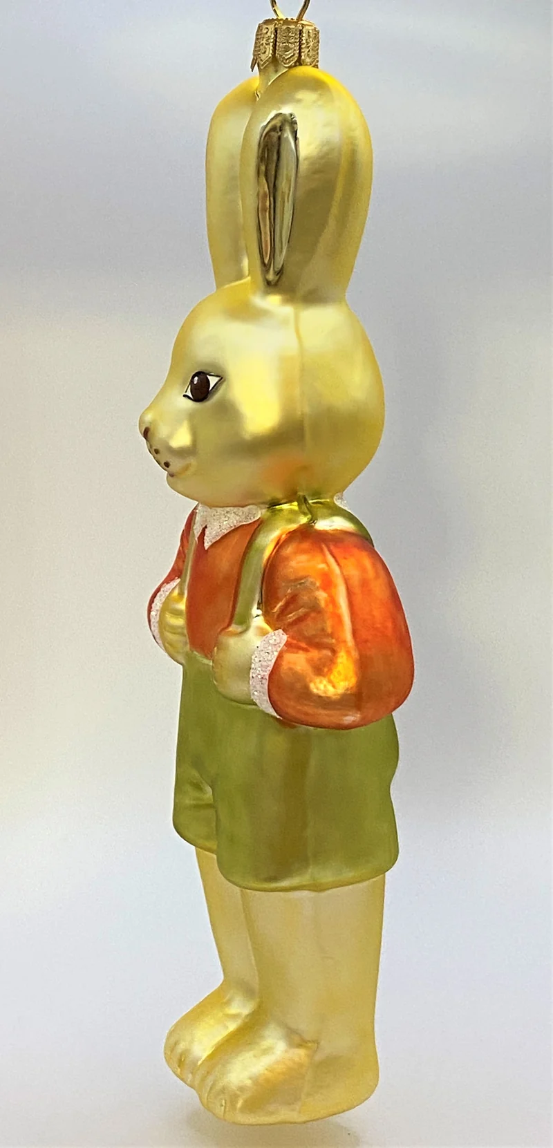 Osterhasen-Junge mit grünen Hosen