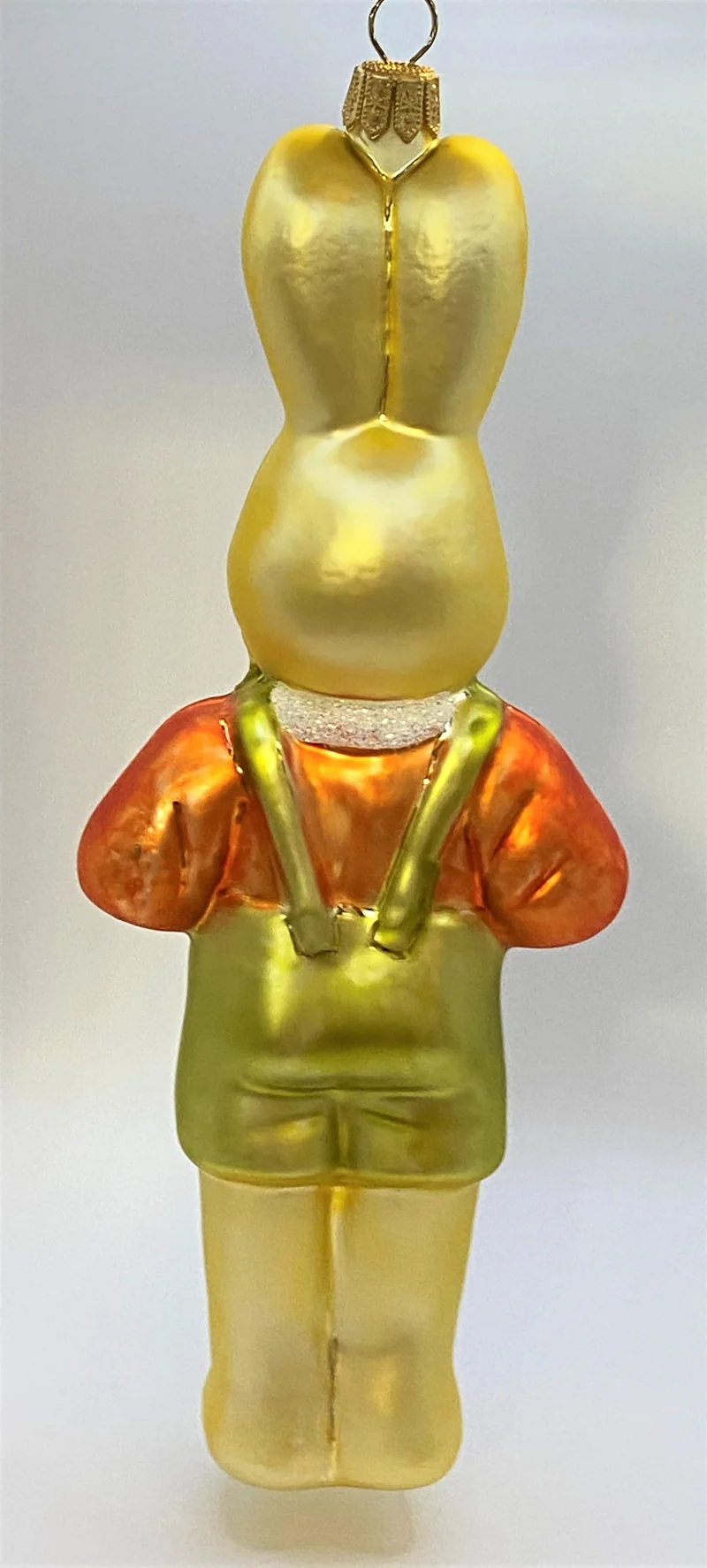 Osterhasen-Junge mit grünen Hosen