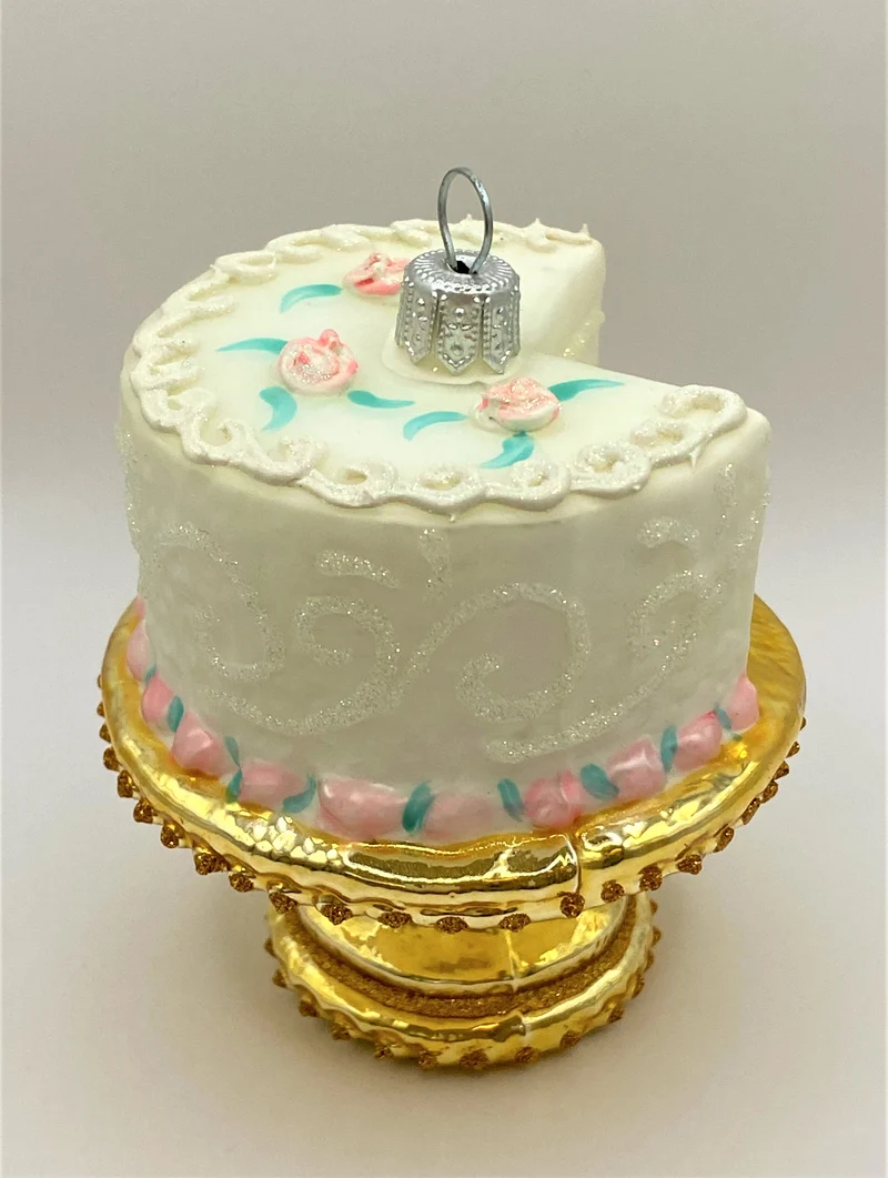 Buttertorte mit Rosendekor, auf Tortenschale