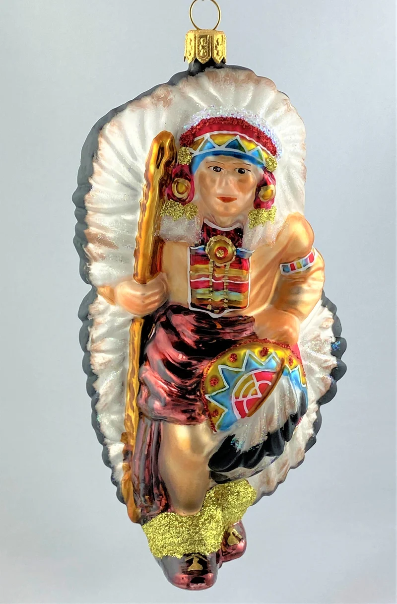 Tanzender First Nation Vorsitzender in traditionellem Gewand mit wunderschönem Federschmuck