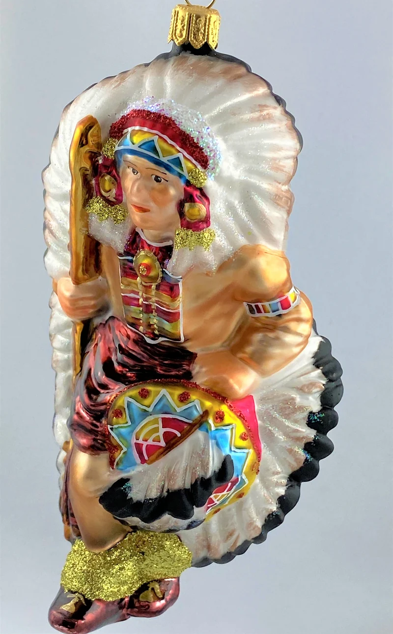 Tanzender First Nation Vorsitzender in traditionellem Gewand mit wunderschönem Federschmuck