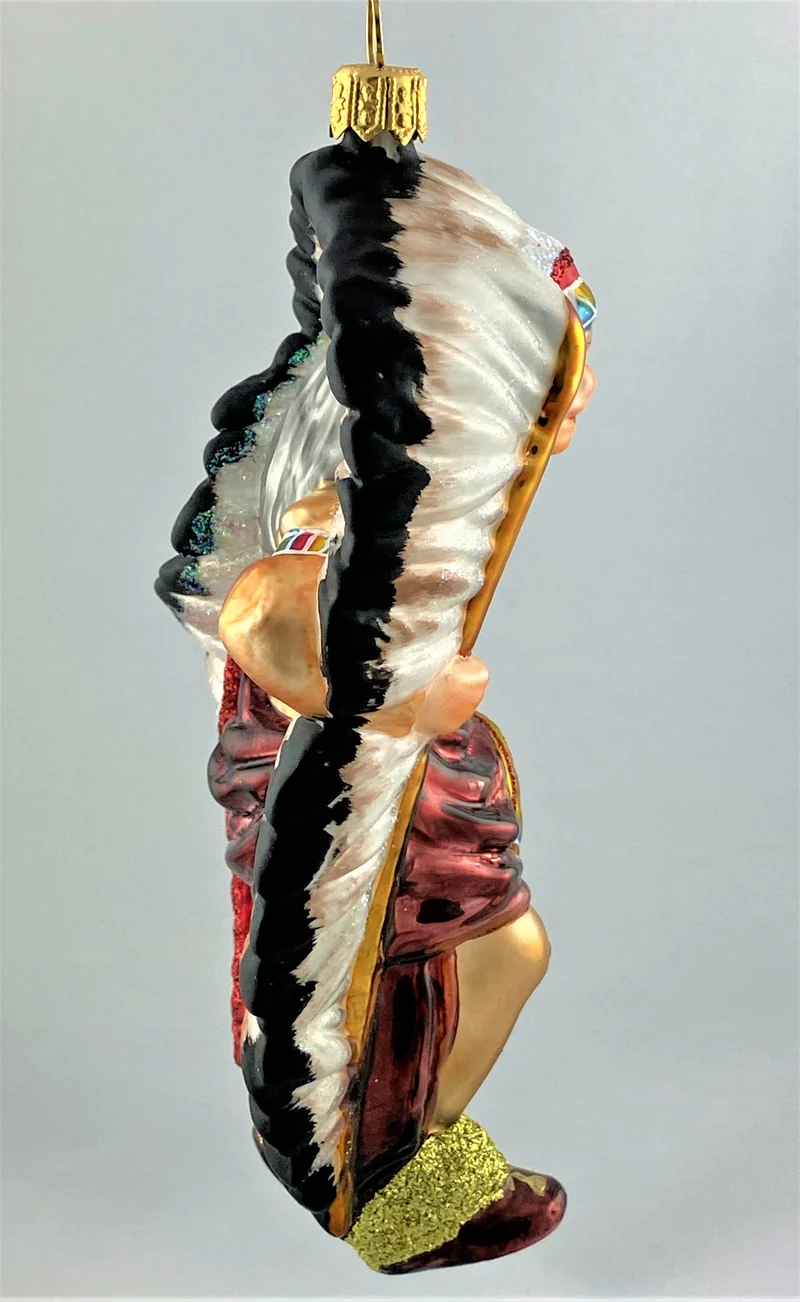 Tanzender First Nation Vorsitzender in traditionellem Gewand mit wunderschönem Federschmuck