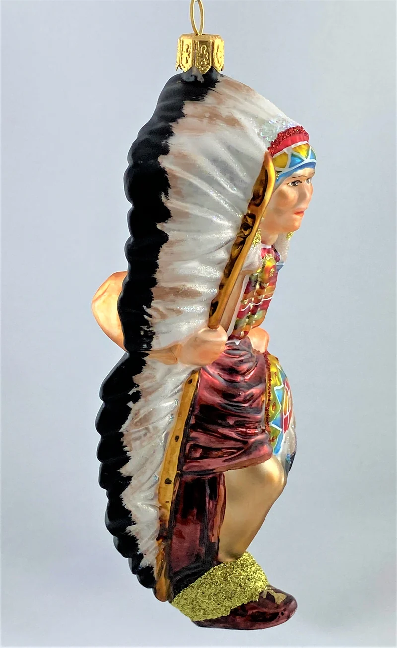 Tanzender First Nation Vorsitzender in traditionellem Gewand mit wunderschönem Federschmuck