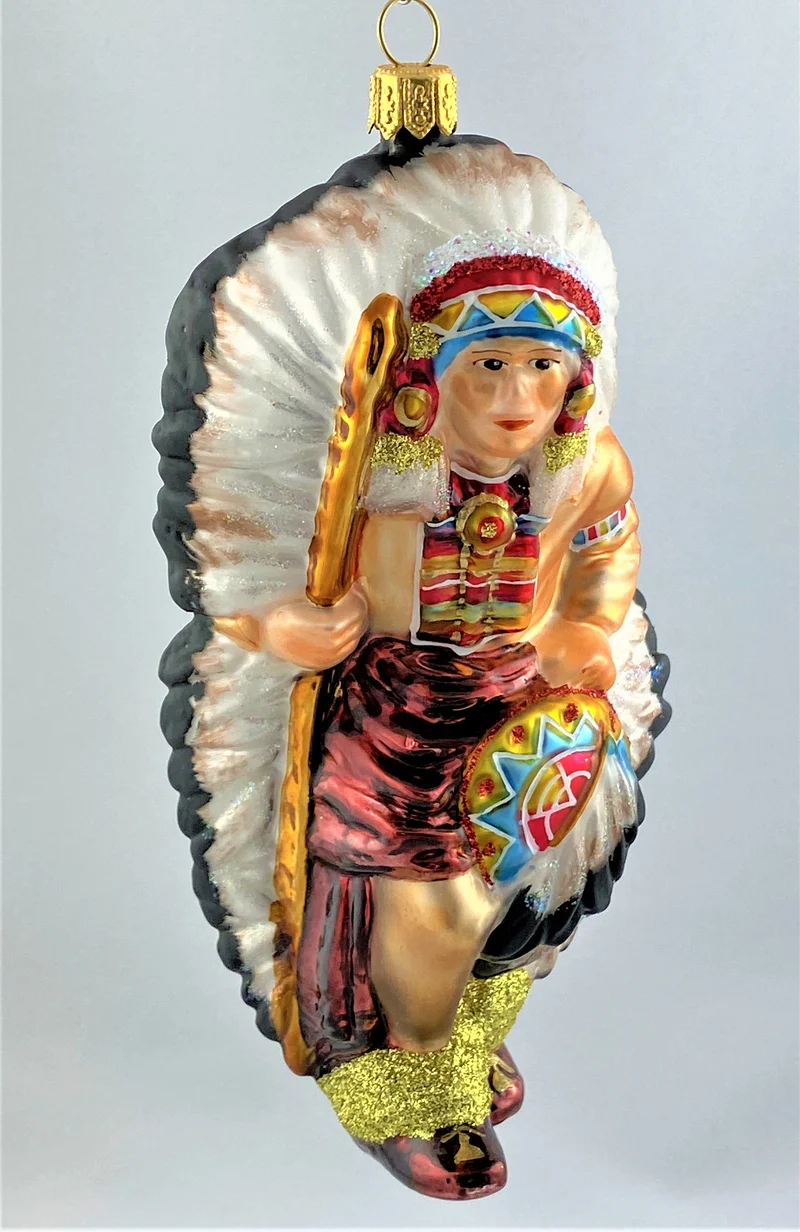 Tanzender First Nation Vorsitzender in traditionellem Gewand mit wunderschönem Federschmuck