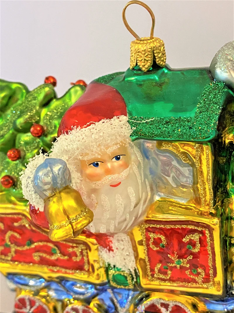 Santa bringt die Geschenke mit der Lokomotive