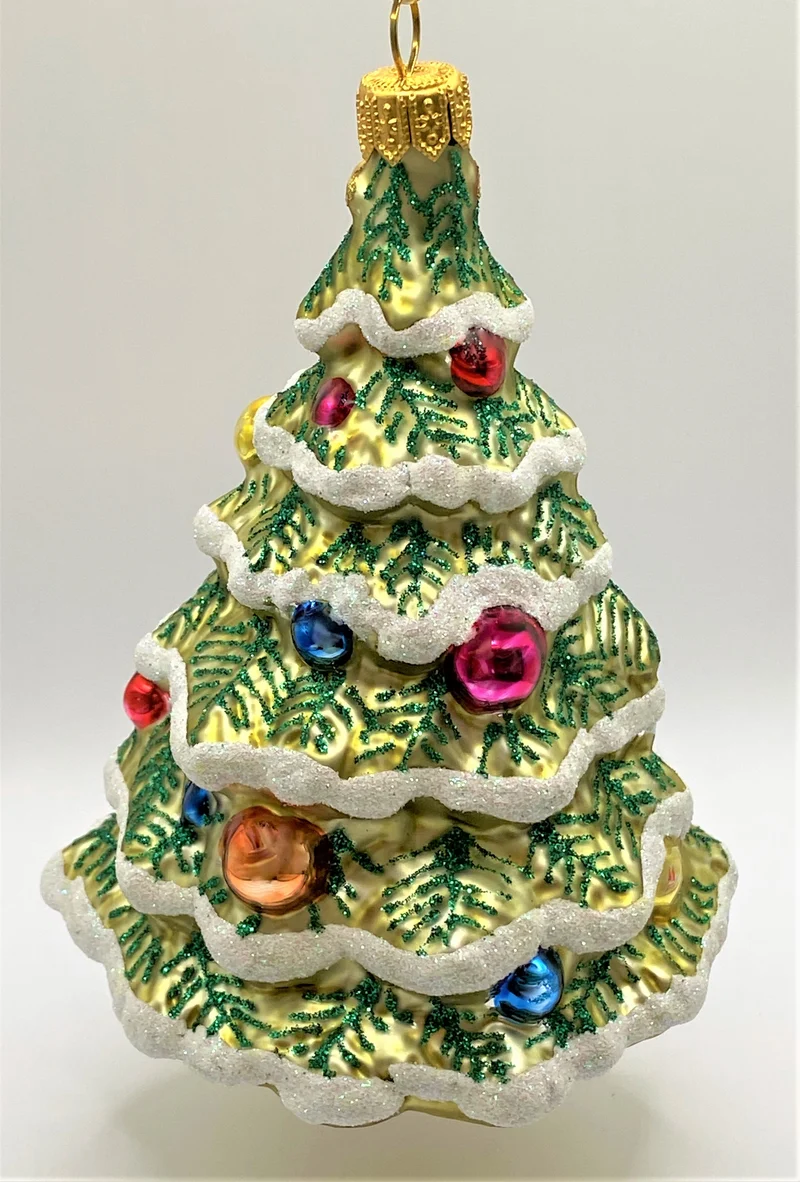 Verschneiter Christbaum mit bunten Kugeln