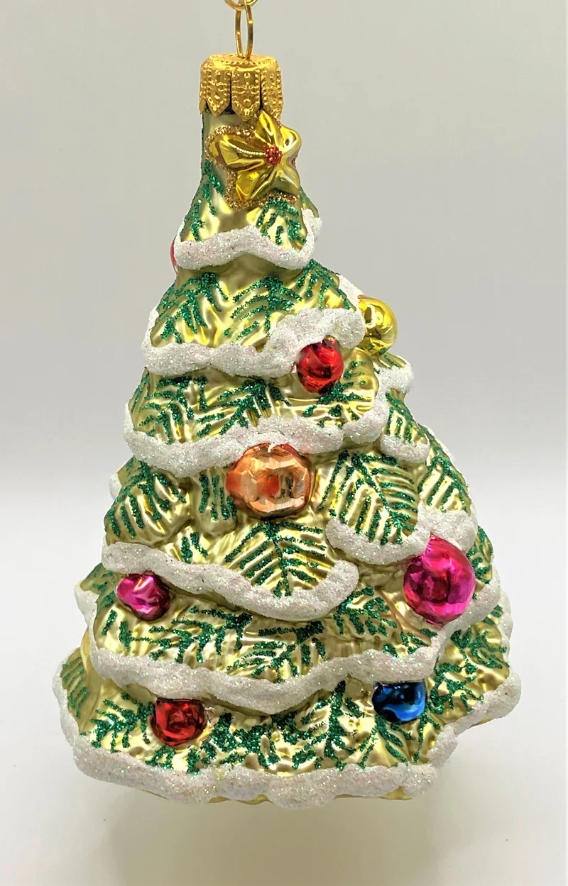 Verschneiter Christbaum mit bunten Kugeln