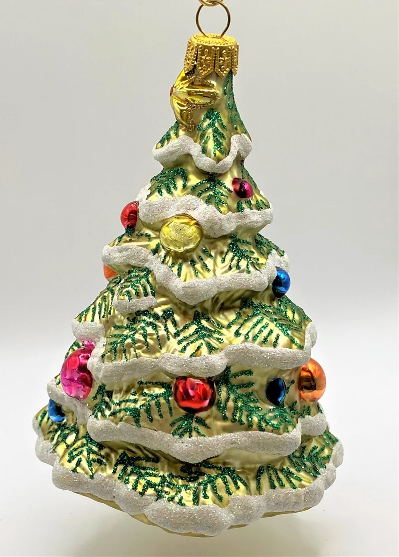 Verschneiter Christbaum mit bunten Kugeln