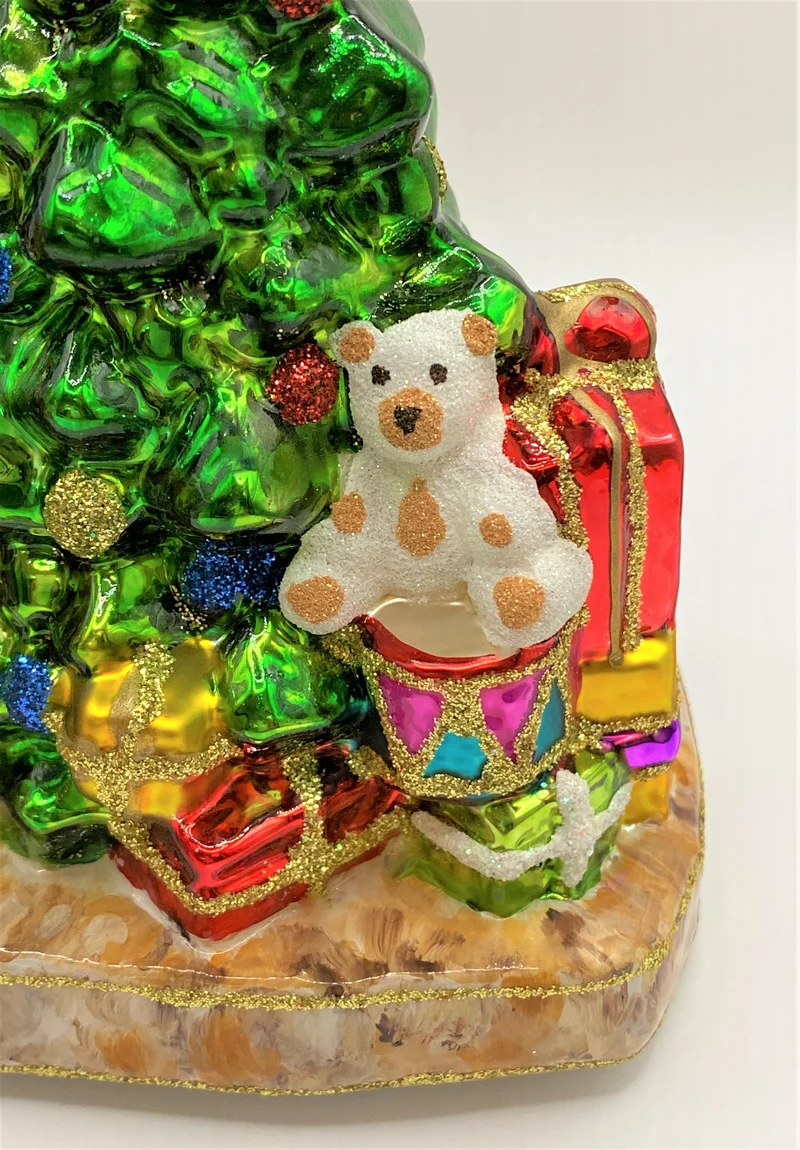 Die Kinder legen die Geschenke unter den Christbaum