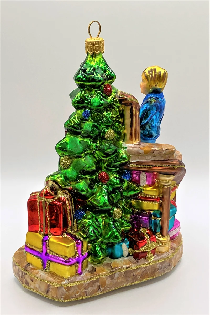 Die Kinder legen die Geschenke unter den Christbaum