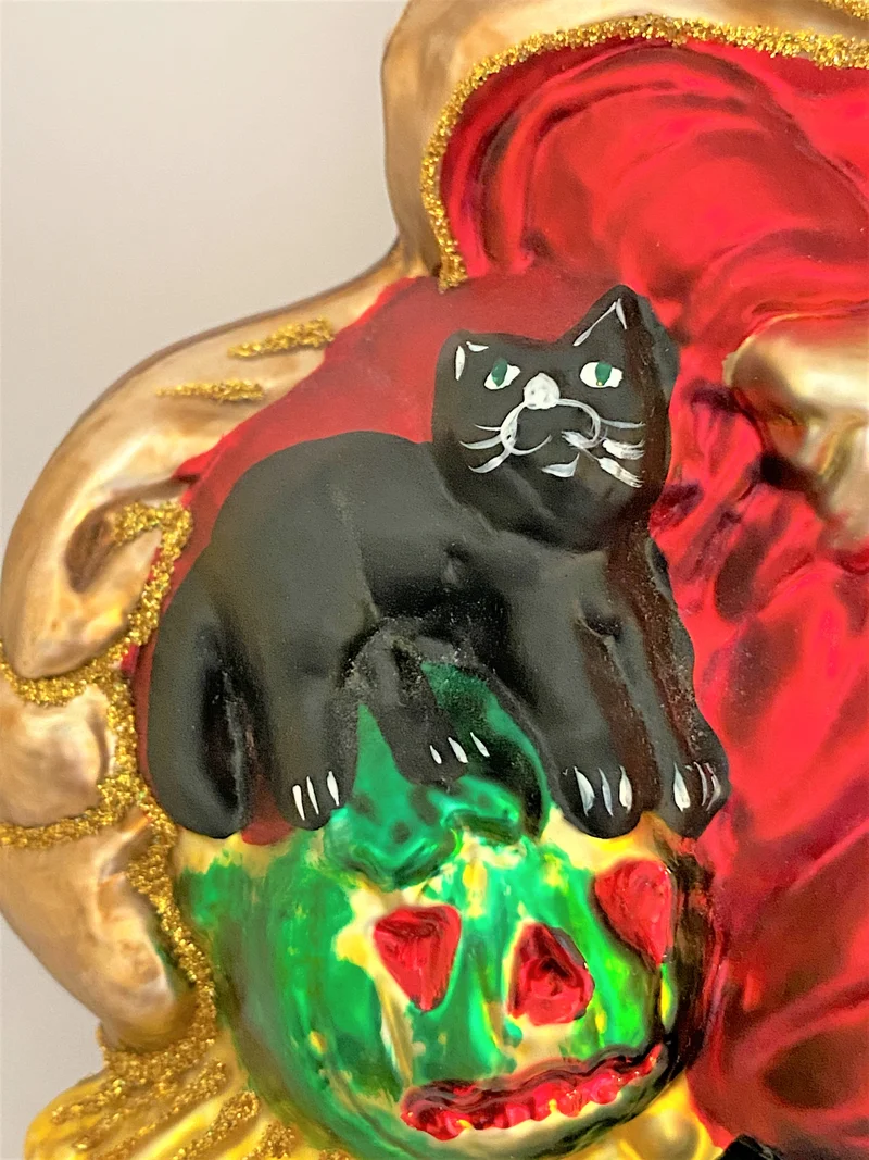 Grosse Hexe mit schwarzer Katze reitet auf dem Hexenbesen