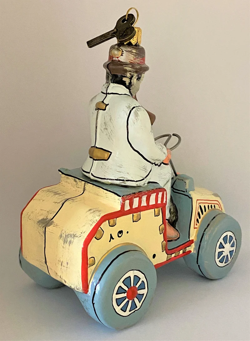 Spielzeug Oldtimer mit Fahrer