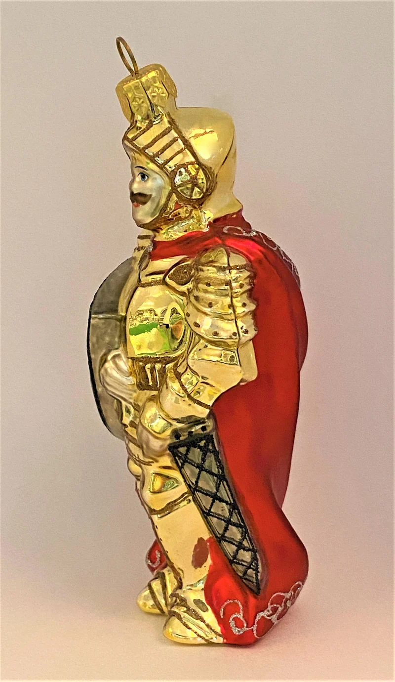 Ritter in goldener Rüstung mit rotem Cape