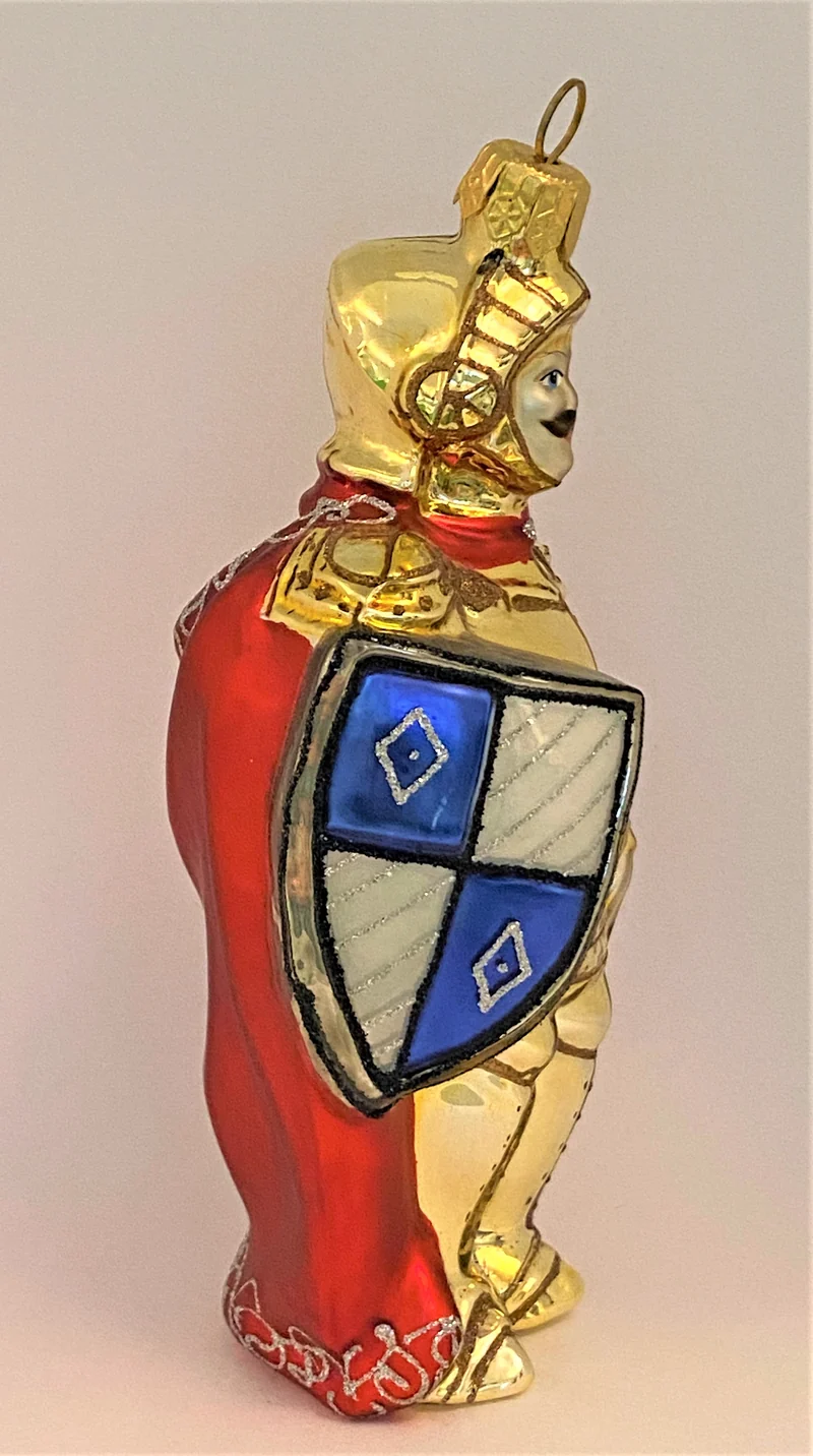 Ritter in goldener Rüstung mit rotem Cape