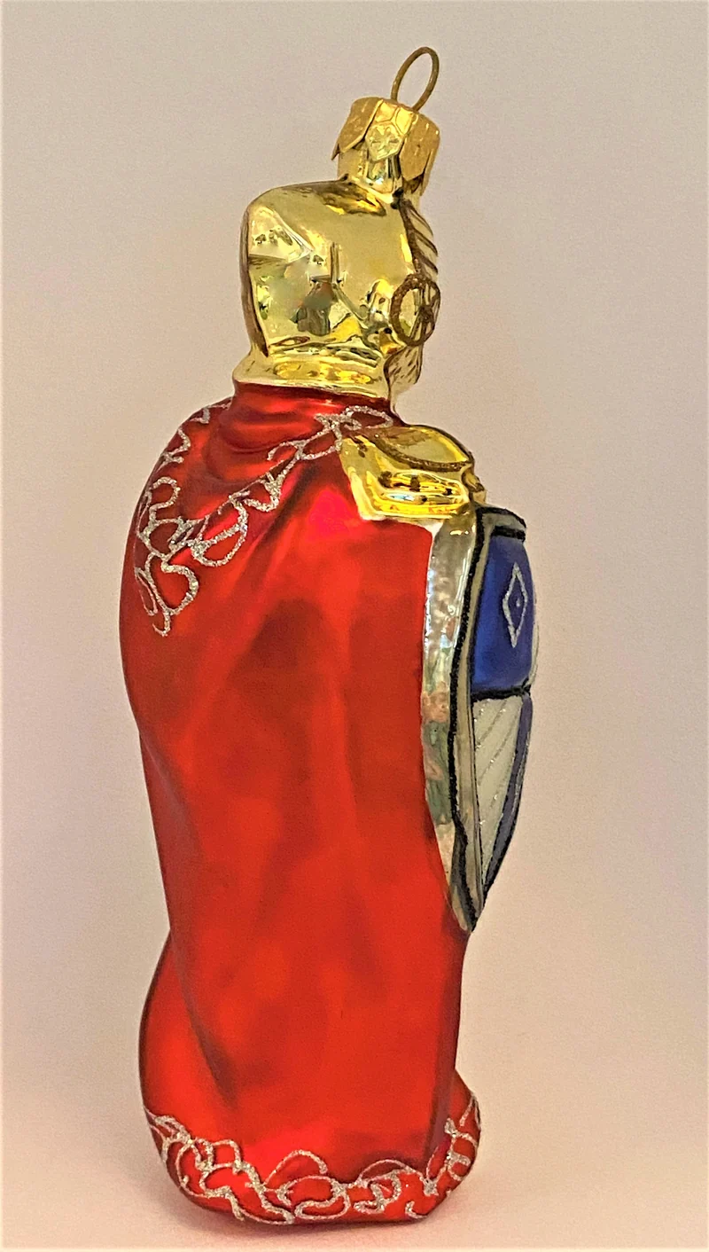 Ritter in goldener Rüstung mit rotem Cape