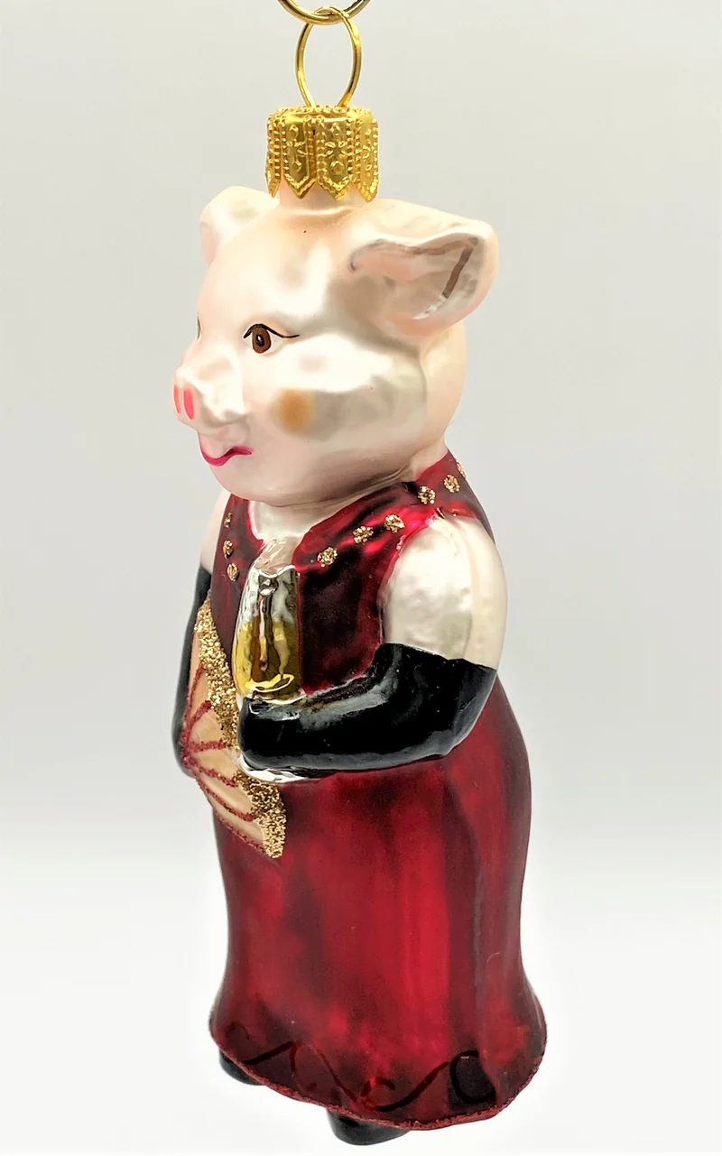 Schweinchendame in der Festrobe