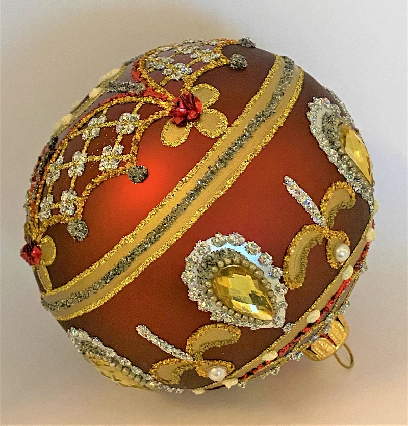 Rote Kugel mit goldsilber Barock Muster, goldene Steine