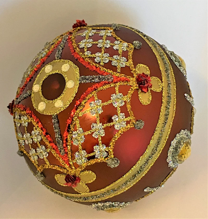 Rote Kugel mit goldsilber Barock Muster, goldene Steine