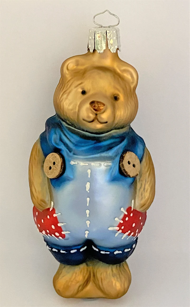 brauner Bär in Flicken-Latzhose