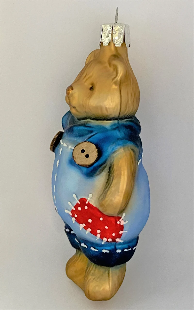 brauner Bär in Flicken-Latzhose