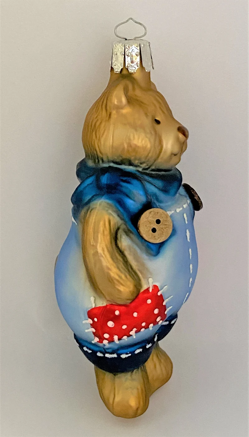 brauner Bär in Flicken-Latzhose