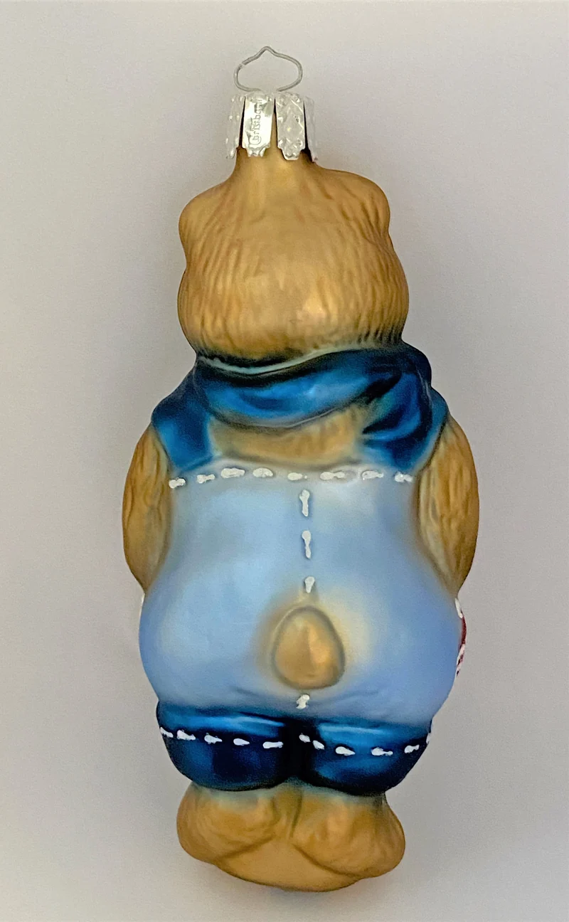 brauner Bär in Flicken-Latzhose