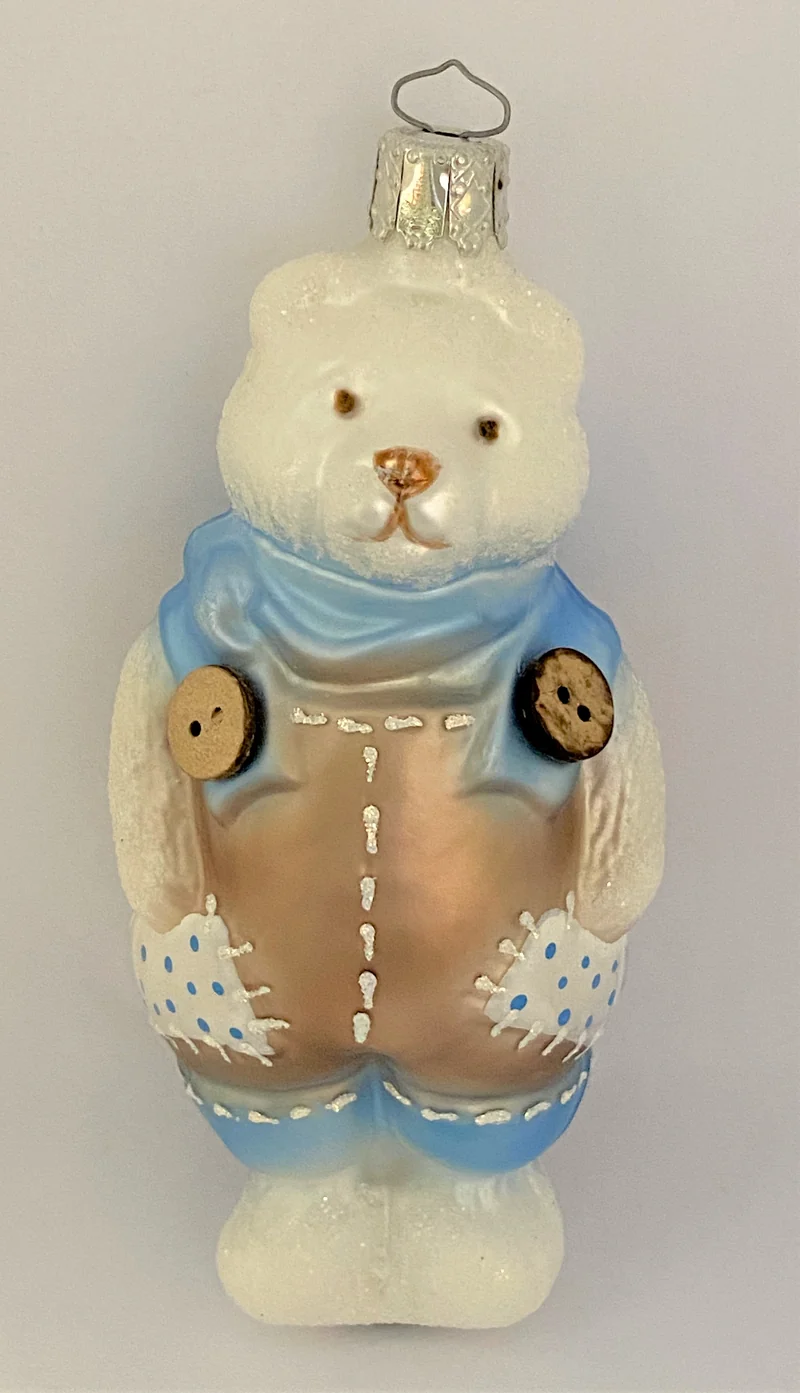 weisser Bär in Flicken-Latzhose