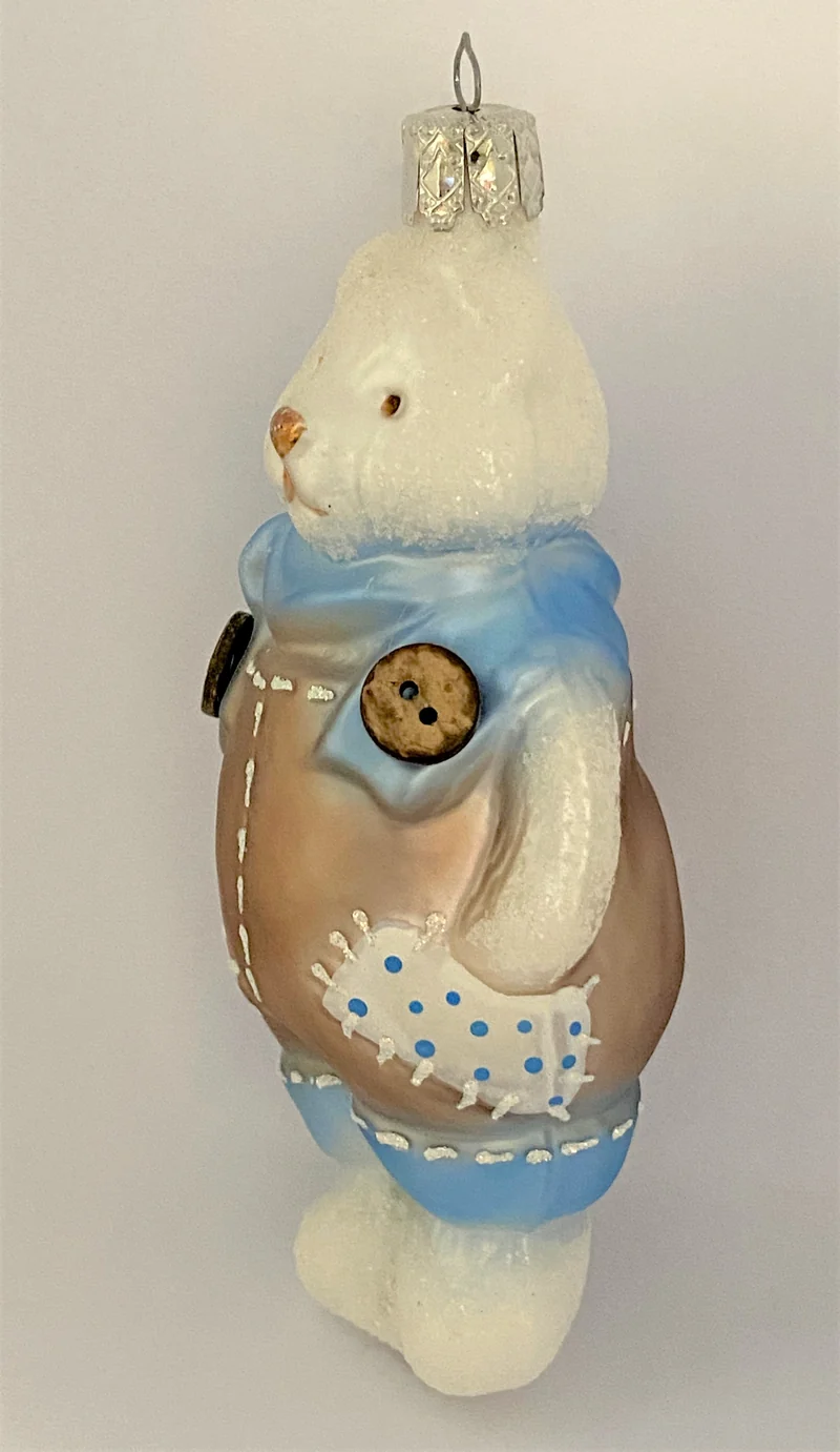 weisser Bär in Flicken-Latzhose