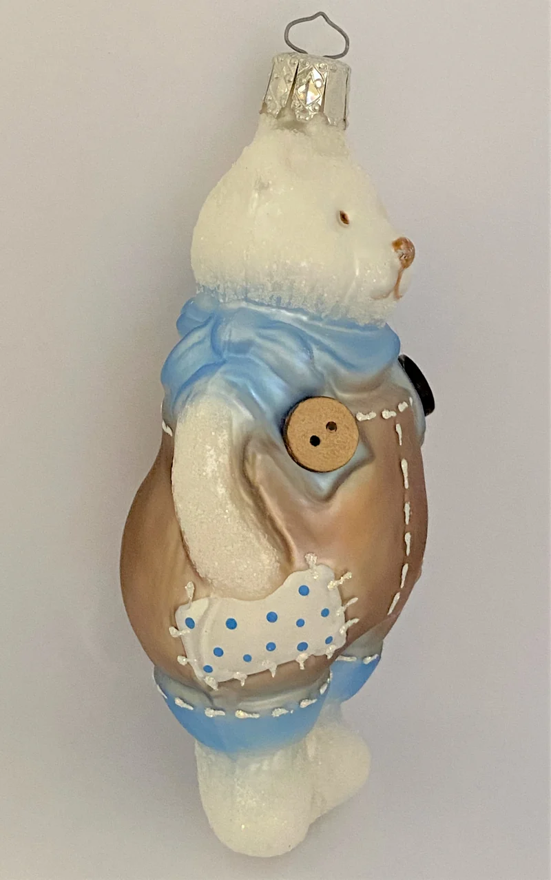weisser Bär in Flicken-Latzhose