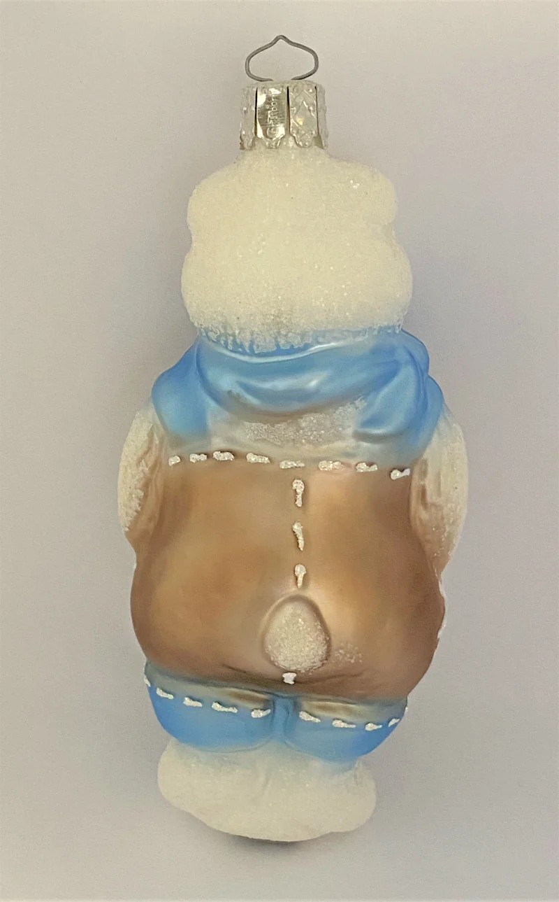 weisser Bär in Flicken-Latzhose