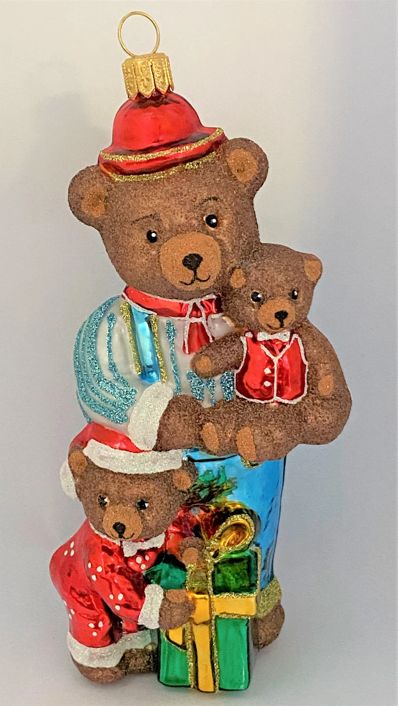 Bärenpapa wartet mit Bärenkindern auf die Weihnachtsbescherung