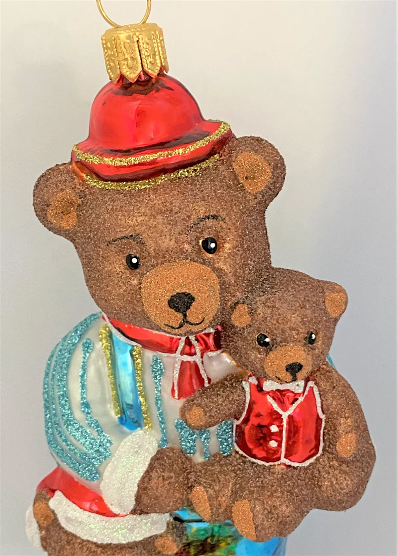Bärenpapa wartet mit Bärenkindern auf die Weihnachtsbescherung
