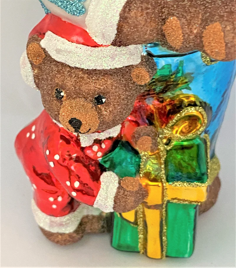 Bärenpapa wartet mit Bärenkindern auf die Weihnachtsbescherung