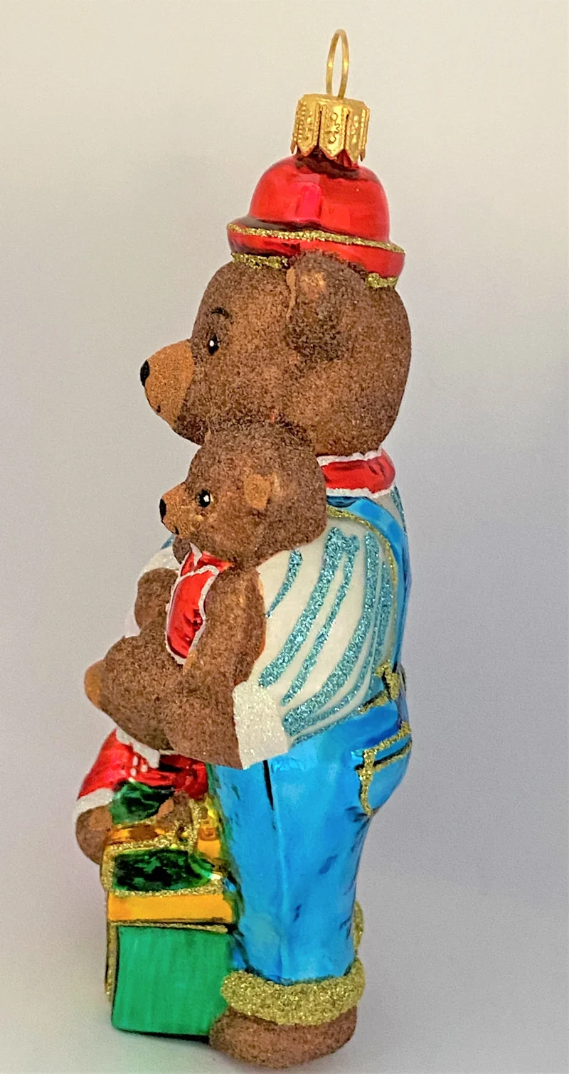 Bärenpapa wartet mit Bärenkindern auf die Weihnachtsbescherung