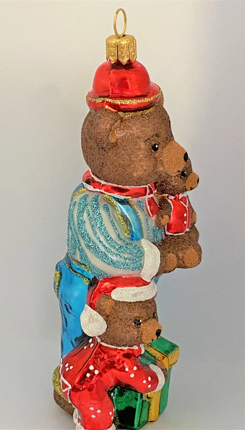 Bärenpapa wartet mit Bärenkindern auf die Weihnachtsbescherung